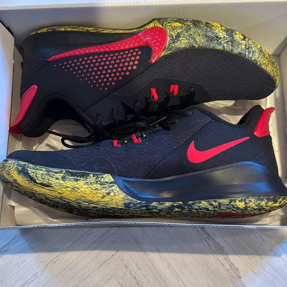 Lightly Worn
Nike Mamba Fury 
Black/University Red 
Men’s size 11.5